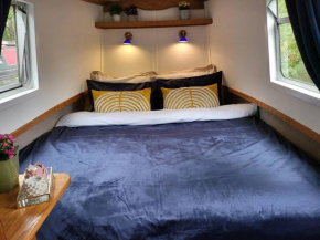 Cosy Canal Boat in Little Venice by Paddington for Family & Friends